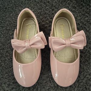 Toddler/Little Girl Size 10 Pink Patent Mary Jane shoes with Bows